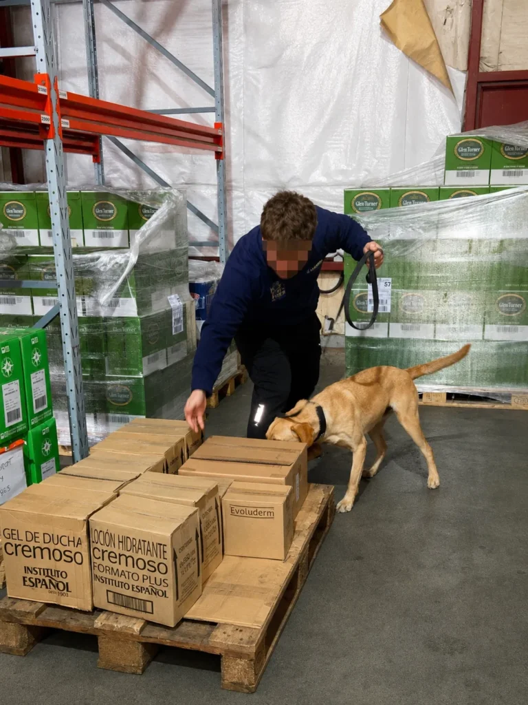 Can labrador de SERVICAN durante una inspección preventiva en un depósito